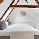 Sanders Penny - Charming Three-Bedroom Apartment In The Middle Of Action