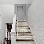 Sanders Penny - Charming Three-Bedroom Apartment In The Middle Of Action