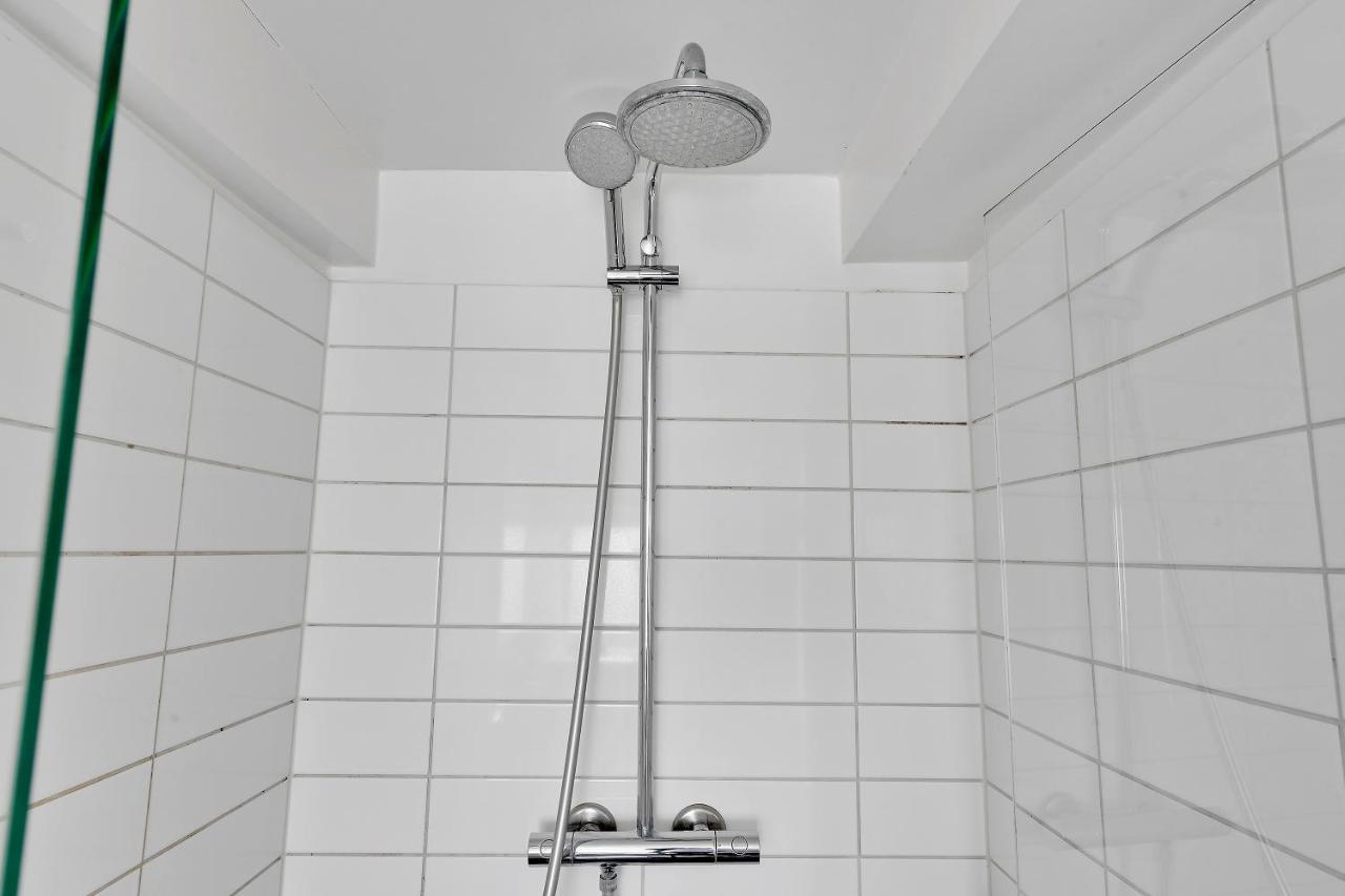 Sanders Penny - Charming Three-bedroom In The Middle Of Action Appartement *